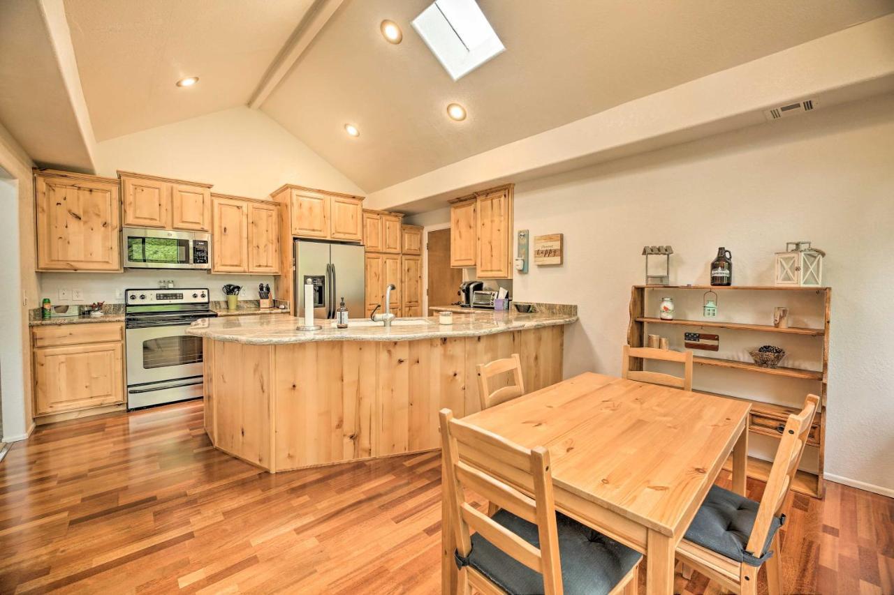 Lush Pinetop Retreat With Large Deck And Wooded Yard! エクステリア 写真
