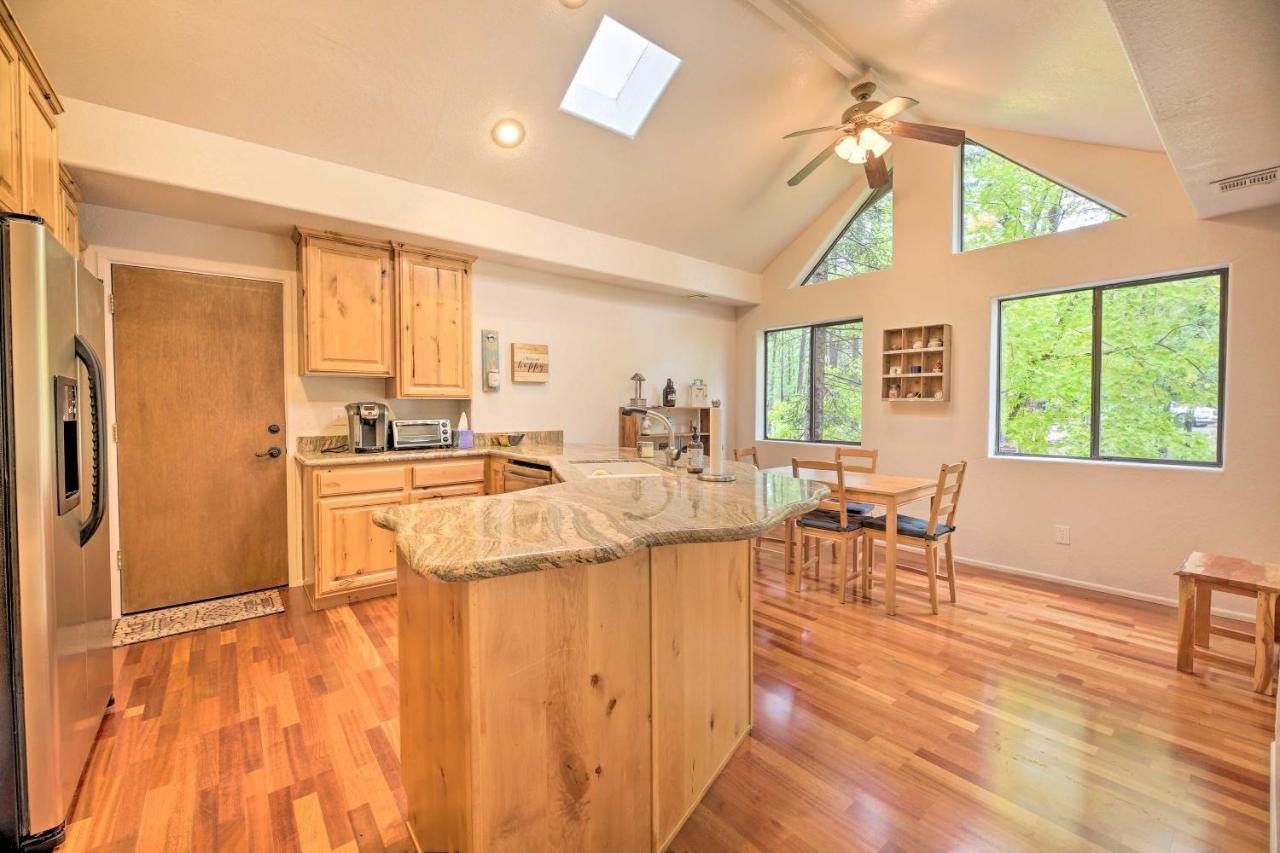 Lush Pinetop Retreat With Large Deck And Wooded Yard! エクステリア 写真