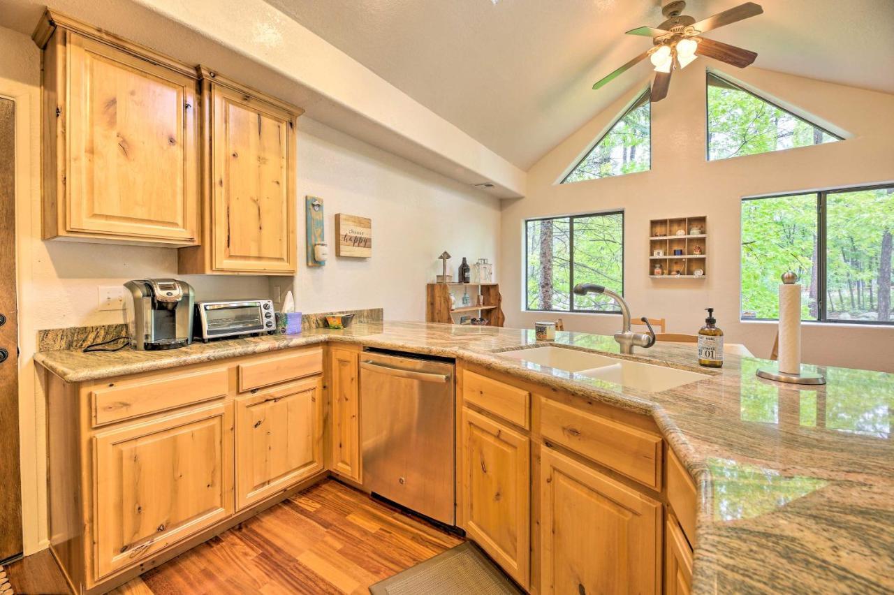 Lush Pinetop Retreat With Large Deck And Wooded Yard! エクステリア 写真