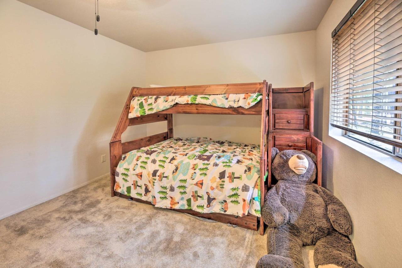 Lush Pinetop Retreat With Large Deck And Wooded Yard! エクステリア 写真